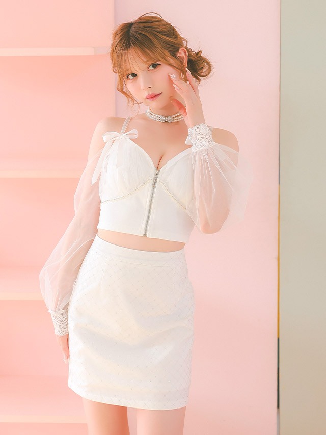 ケープデザインのフレアドレス