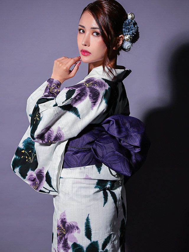 [浴衣] 水彩百合の花に白地 2025 粋シリーズ 3点セット (ゆかた・平帯・下駄)