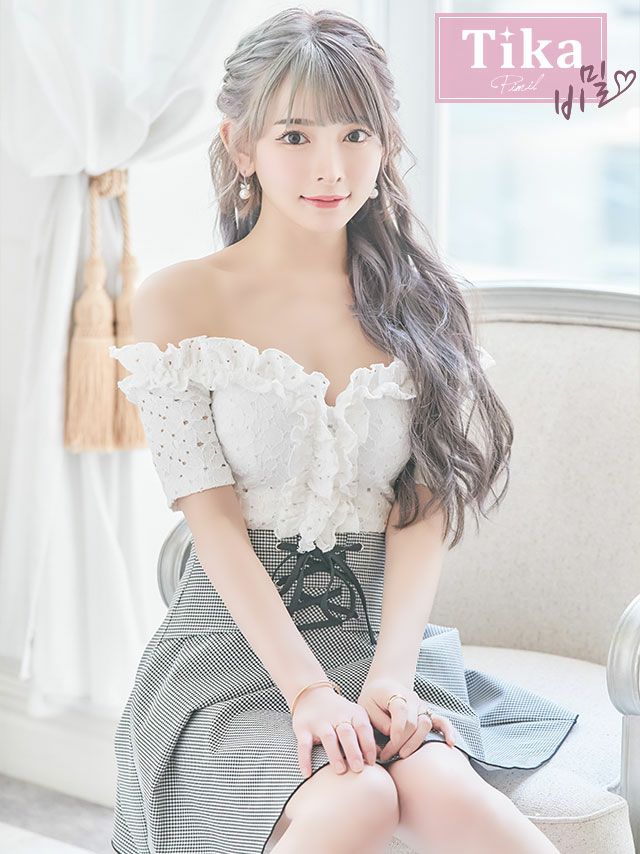 メイン画像 キャバドレス 韓国 オフショルダー胸元フリルハイウエスト切替フレアチェック柄ミニドレス (Sサイズ/Mサイズ) (黒崎みさ/キャバドレス着用)