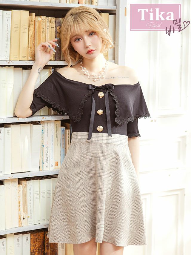 メイン画像 キャバドレス 韓国 グレンチェック柄フリルリボン袖ありオフショルダーフレアミニドレス (Sサイズ～Lサイズ) (戦慄かなの/キャバドレス着用)