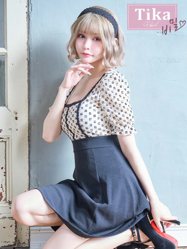 メイン画像 キャバドレス 韓国 半袖パフスリーブデイジー柄ハイウエスト切替フレアミニドレス (Sサイズ～Lサイズ) (戦慄かなの/キャバドレス着用)