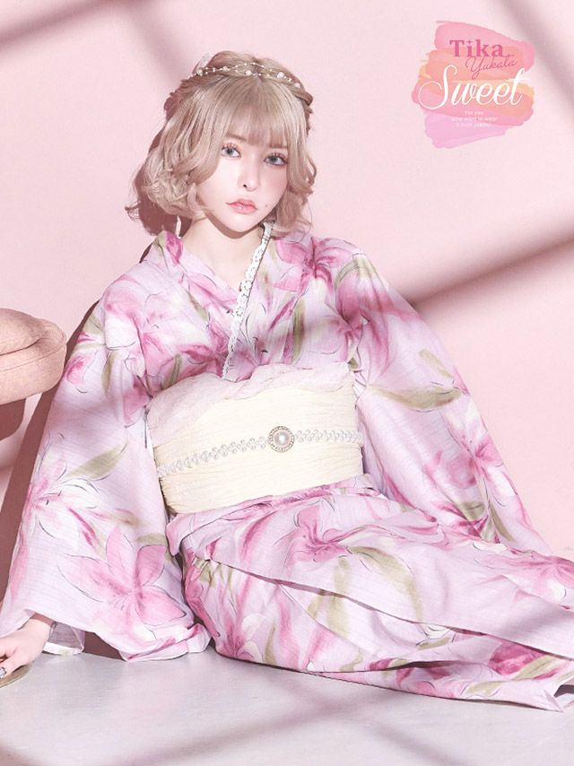 [浴衣] SWEET ピンク地に水彩百合の花 3点セット 戦慄かなの着用 (ゆかた・兵児帯・下駄)