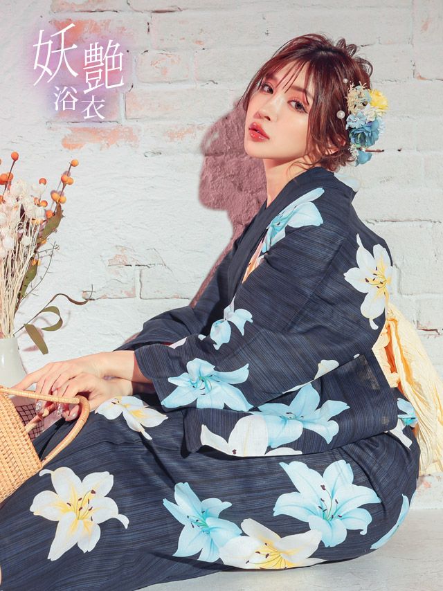 [浴衣] 妖艶 紺地×2色百合の片身変わり 3点セット (ゆかた・兵児帯・下駄)