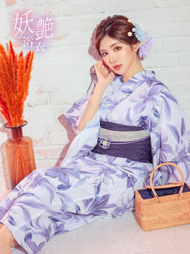 [浴衣] 妖艶 白地×水彩紫の百合の花 3点セット (ゆかた・兵児帯・下駄)