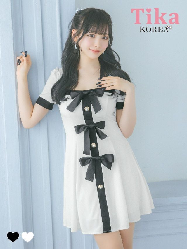 メイン画像 キャバドレス 韓国 [SALE] ミニドレス 半袖 スクエアネック パイピング サテンリボン モノトーン 胸元カバー Aライン キャバドレス (重川茉弥着用) [tk-mdk128]