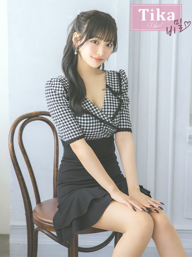 メイン画像 キャバドレス 韓国 袖あり ギンガムチェック柄 カシュクール 襟付き 裾フリル フレアミニドレス (Sサイズ～Lサイズ) (重川茉弥/キャバドレス着用)