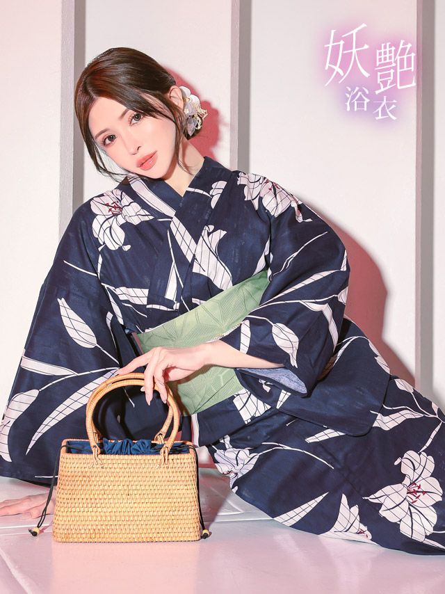 [浴衣 選べる帯] 妖艶 紺地×白百合 3点セット (ゆかた・平帯or作り帯・下駄)