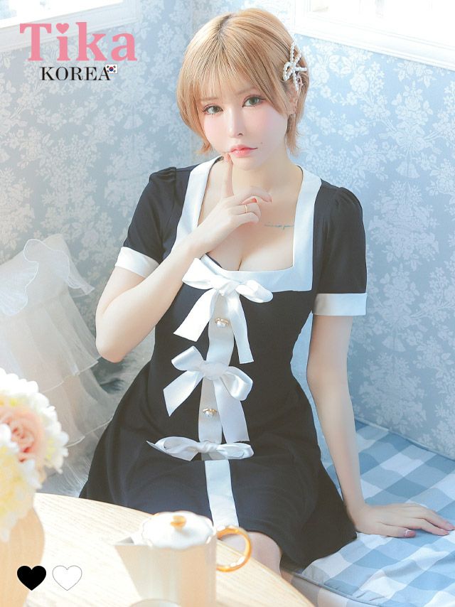 メイン画像 キャバドレス 韓国 [SALE] ミニドレス 半袖 スクエアネック パイピング サテンリボン モノトーン 胸元カバー Aライン キャバドレス (戦慄かなの着用) [tk-mdk128a]