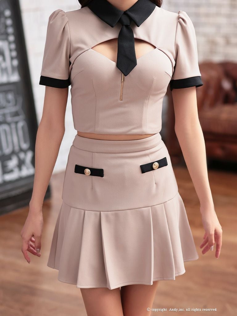 高級 半袖襟デザインゴールドボタンバストカットセットアップタイトミニドレス