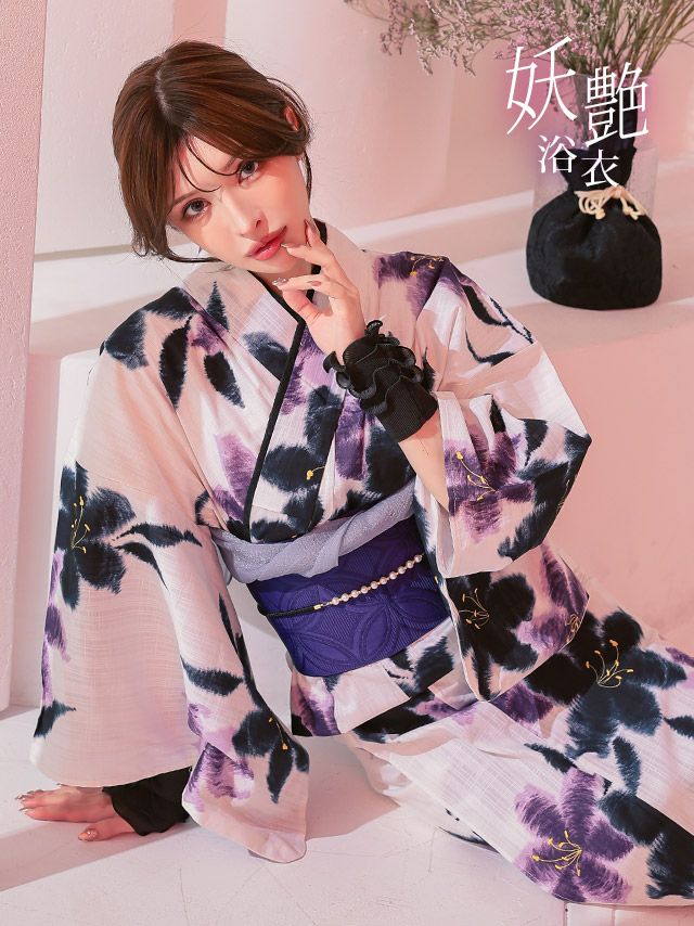 [浴衣] 白地 水彩 ２色百合 妖艶シリーズ 3点セット (ゆかた・平帯・下駄)