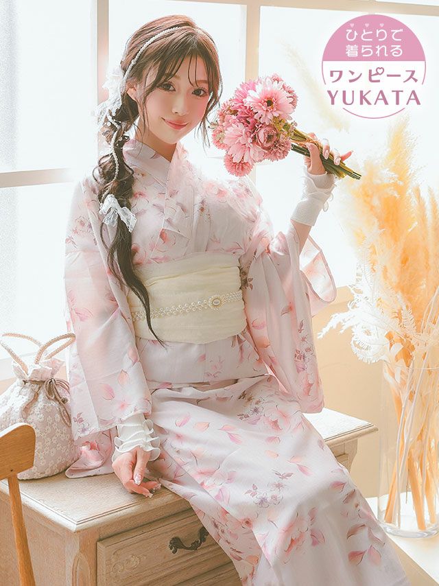 [ワンピース浴衣] パウダーピンク ニュアンスフラワー 簡単 一人で着れる 2025 SWEETシリーズ 3点セット 雨宮由乙花着用 (ゆかた羽織・ワンピース・兵児帯)