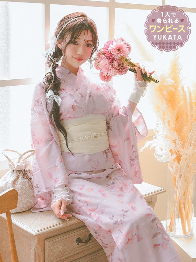 [ワンピース浴衣] パウダーピンク ニュアンスフラワー 簡単 一人で着れる 2025 SWEETシリーズ 3点セット 雨宮由乙花着用 (ゆかた羽織・ワンピース・兵児帯)