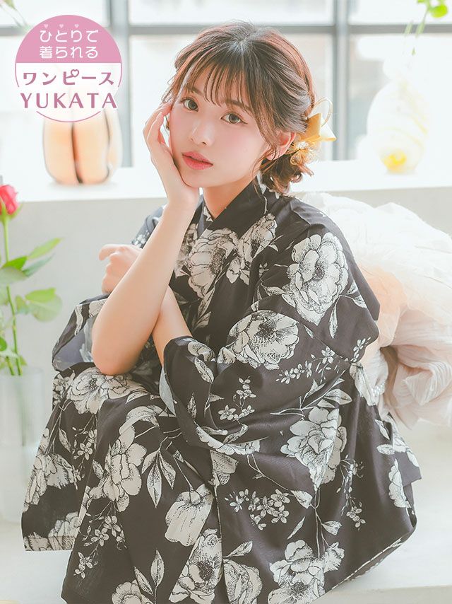 [ワンピース浴衣] 黒地 ヴィンテージフラワー モノトーン 簡単 一人で着れる 2025 SWEETシリーズ 3点セット 上ノ堀結愛着用 (ゆかた羽織・ワンピース・兵児帯)