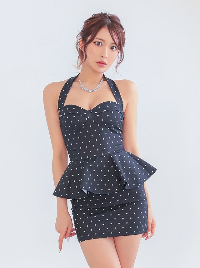 背中が大胆に開いたバックシャン・ホルターネックドレス|ギャップで魅せる大人セクシーな後ろ姿