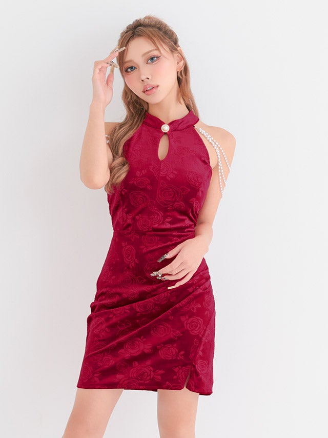 ベロア素材の高級感溢れるホルターネックドレス|新人でも売れっ子オーラを纏える一着