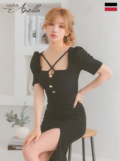 [韓国ドレス] 膝丈ドレス 半袖 ゴールドボタン 谷間 クロスネック スリット ワンカラー タイト 黒 キャバドレス (Sサイズ～Lサイズ) (ゆんころ着用) [Anella]